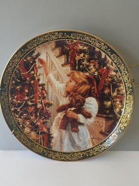 Holiday Decorative Collector Plate – Girl with Teddy in Green & Gold